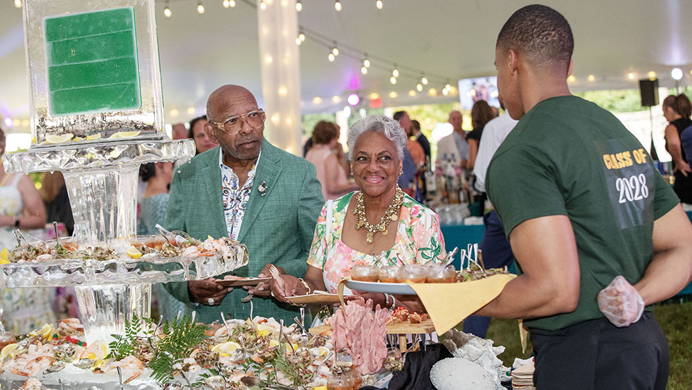 Trustee Emerita Linda Jackson-Chalmers ’73 and her husband, Bill Chalmers, at the Palamountain Benefit 