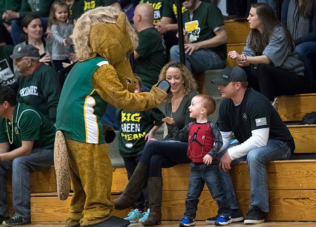 Skidmore%27s%20mascot%2C%20Skids%20Scribner%2C%20hands%20out%20high-fives%20to%20young%20fans.