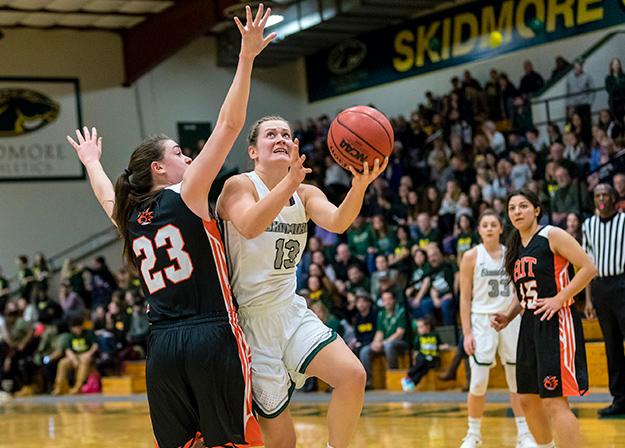 Caite%20Opfer%20%2718%20drives%20the%20ball%20to%20the%20basket%20in%20the%20women%27s%20basketball%20game%20against%20RIT.