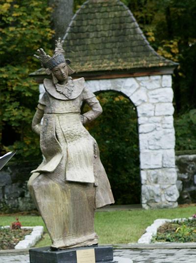 Alumni%20Memorial%20Garden--Bhumi%20Devi%2C%20the%20earth%20goddess%2C%20by%20Barbara%20Stroock%20Kaufman%20%E2%80%9940.%20%28Phil%20Scalia%20photo%29
