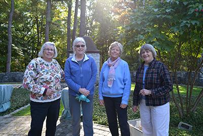 Alumni%20Memorial%20Garden--A%20foursome%20of%20volunteers%3A%20%20Erdoes%2C%20Crookes%2C%20Sutton%2C%20Lee.%20%28Rebecca%20Fawcett%20%E2%80%9918%20photo%29