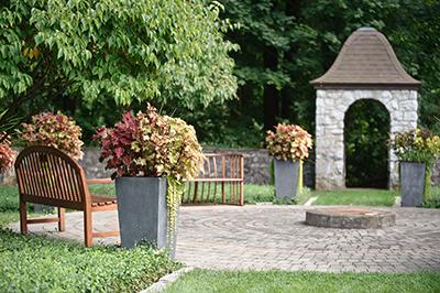 Alumni%20Memorial%20Garden--A%20view%20of%20the%20garden%20behind%20the%20Surrey-Williamson%20Inn.%20%28Eric%20Jenks%20%20%E2%80%9908%20photo%29
