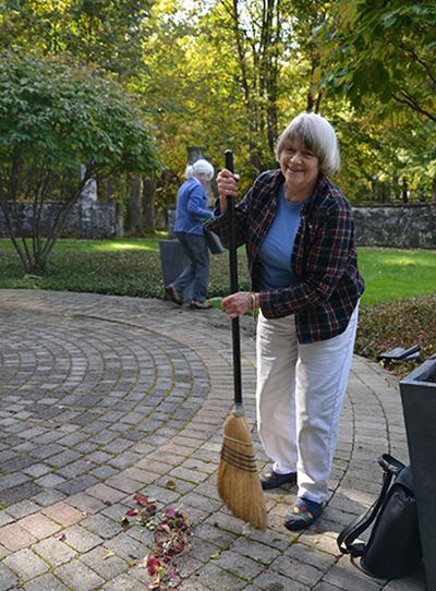 Alumni%20Memorial%20Garden--Volunteer%20Laura%20Lee%20%E2%80%9967%20at%20work%20in%20the%20garden.%20%28Rebecca%20Fawcett%20%E2%80%9918%20photo%29