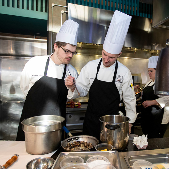 Skidmore+chefs+prepare+plates+for+culinary+competition