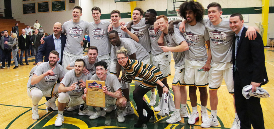 Lexi Parker with Skidmore's men's basketball team 