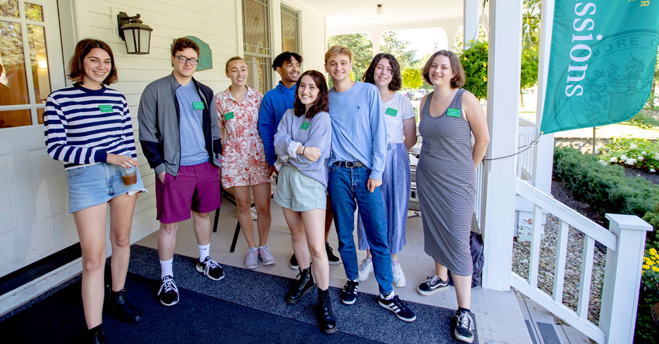 College student tour guides welcome prospective families to Skidmore's campus