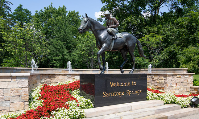 Horse statue that says Welcome to Saratoga Springs