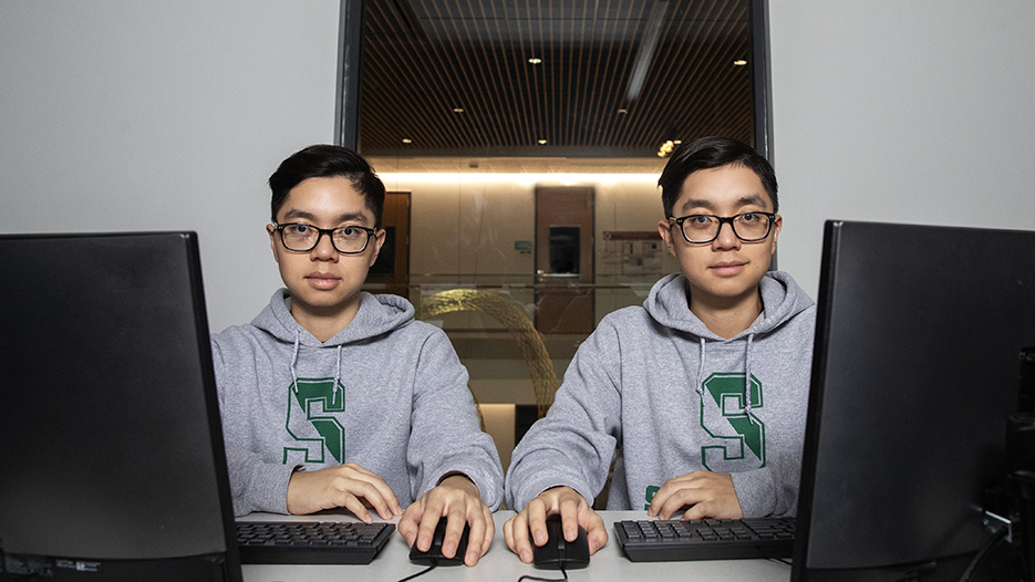 Quinn ’27 (left) and Sammy Tran ’27, both computer science majors, in a computer lab in Skidmore's Billie Tisch Center for Integrated Sciences.