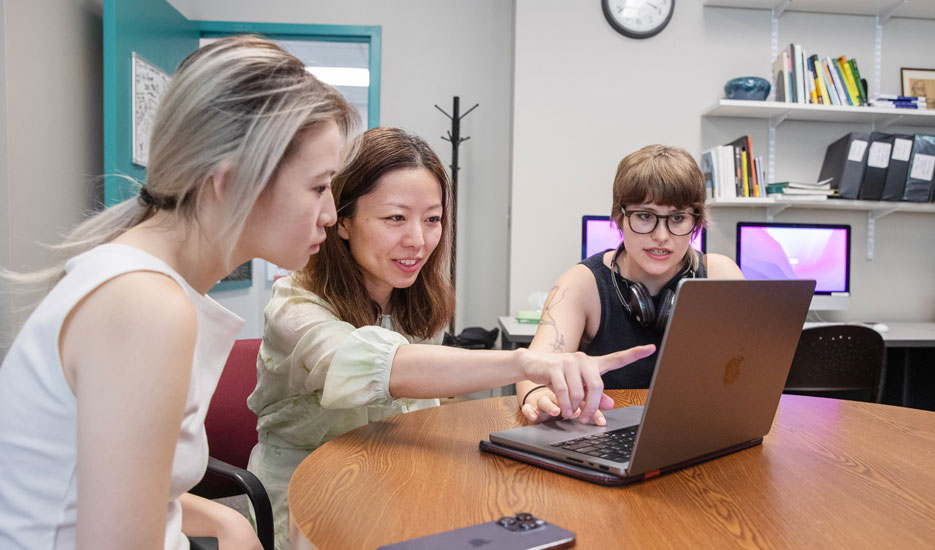Professor Xiaoshuo Hou with Weiqi Tao ’26 and Della Huntley ’26