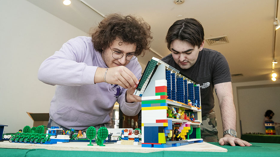 Johnny Mulcahy ’24, left, and Tyler Schoenecker ’24 were part of the winning team in the Skidmore Building Challenge.