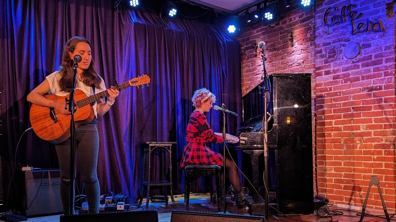 Sarah Libov ’24, playing guitar, performs with Lucrezia Zichichi, playing piano, at Caffe Lena.