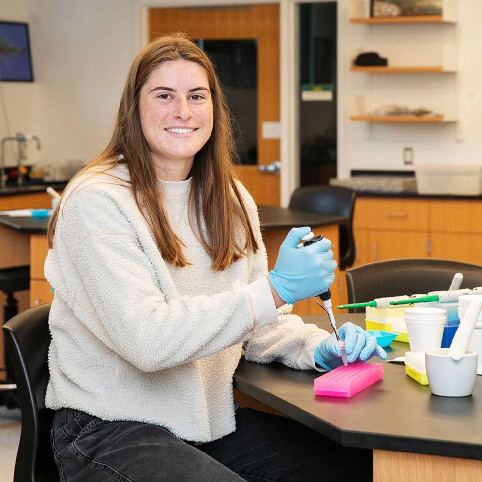 Biology major and basketball star Julia Blanck ’24 used a Summer Experience Fund grant to intern at North Fork Oyster Company Inc. where she gained hands-on experience at the intersections of marine biology, ocean farming, and sustainability.
