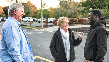 Hosts Jim and Sue Towne pick up Tinashe Gwakuka '20 for a group meal downtown. (Photo by Eric Jenks '08)