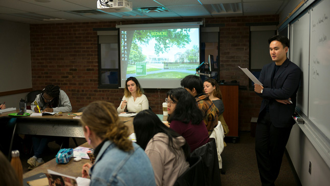 Joowon Park teaching a class at Skidmore College