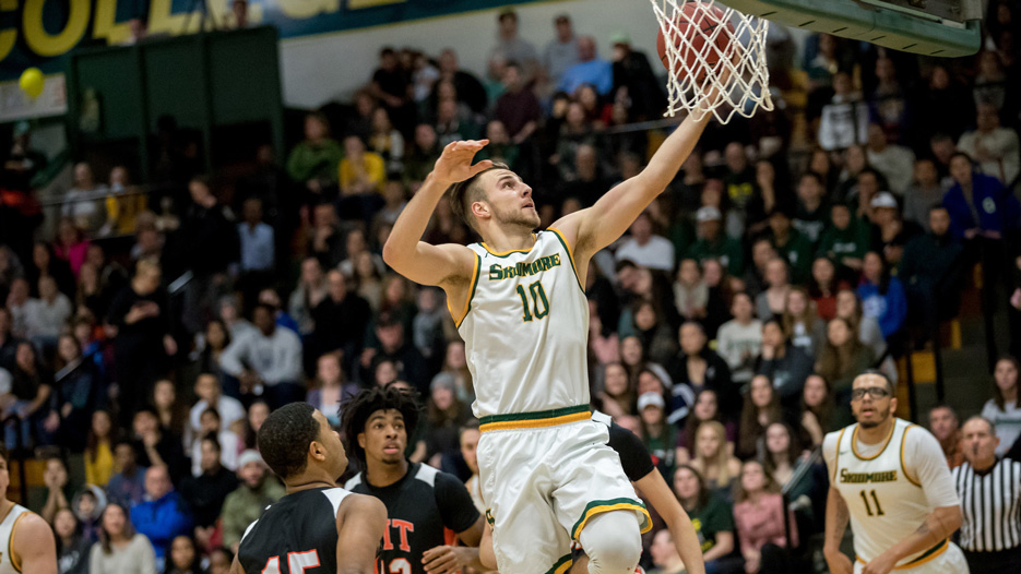 Edvinas Rupkus plays basketball at Skidmore College 