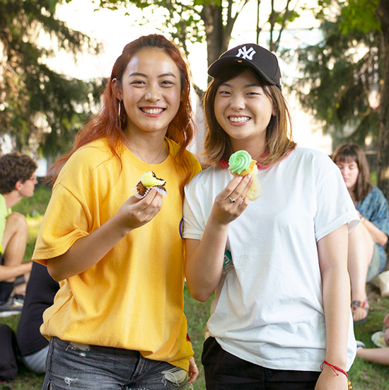 Skidmore+College+first-year+students+enjoy+cupcakes+during+move+in+weekend+