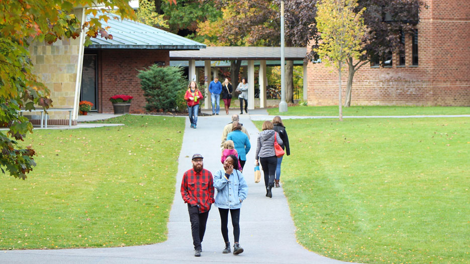 Students walking on Skidmore college campus