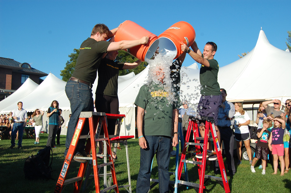 Skidmore president glotzbach taking the ALS Ice bucket challenge