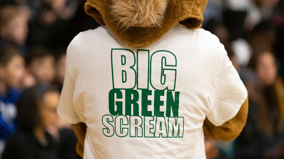 Skidmore's mascot wears a Big Green Scream t-shirt during a men's basketball game