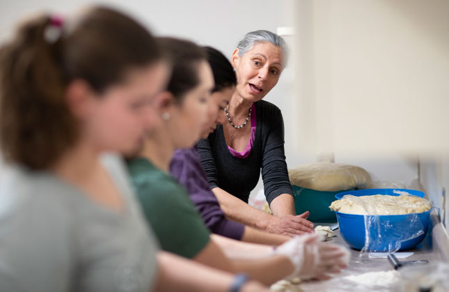 A group preparing challah at Skidmore.