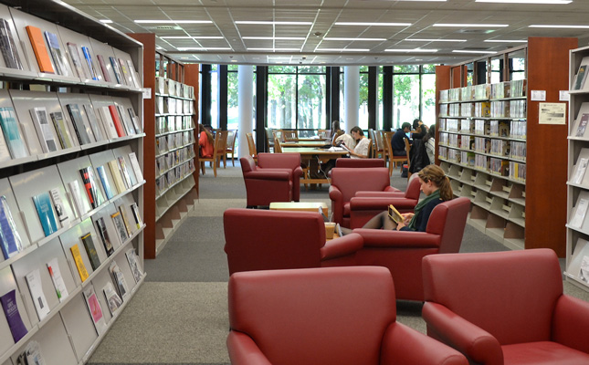 An interior view of Skidmore's library 