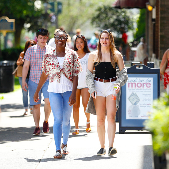 Skidmore+students+walk+in+downtown+Saratoga+Springs+