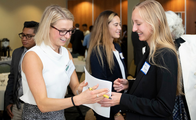 Skidmore alumni network with current students