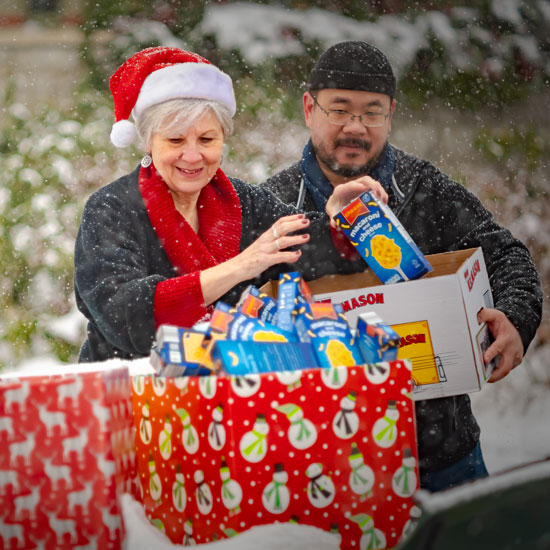 Marie+Glotzbach+and+Doug+Chang+sift+through+Skidmore+Cares+donations