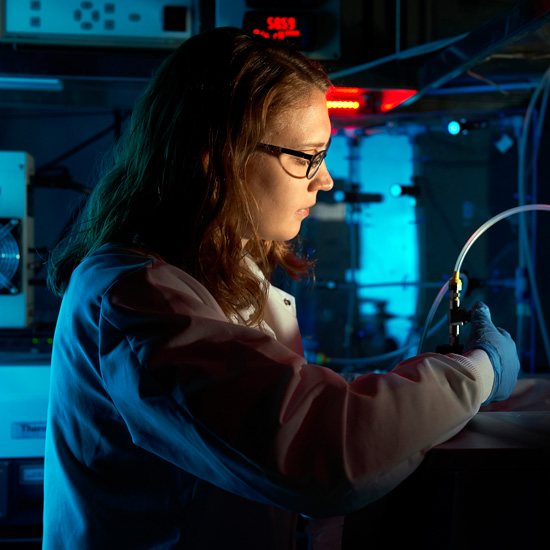 Heather+Ricker+works+in+a+Skidmore+College+laboratory