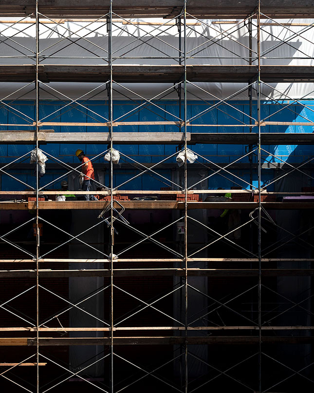 A bricklayer works on Skidmore's new Center for Integrated Sciences