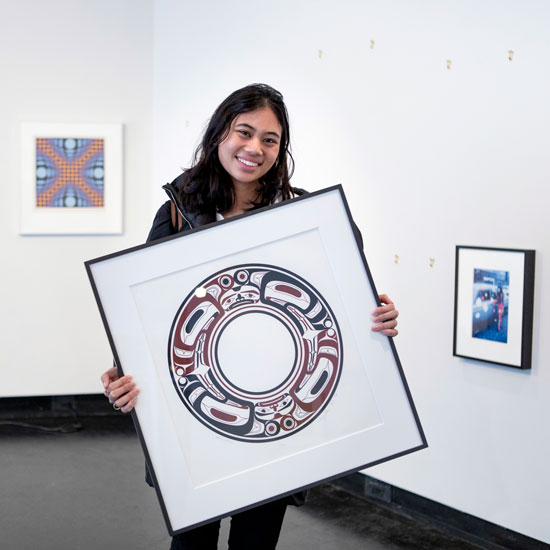 A+student+with+artwork+from+the+Tang