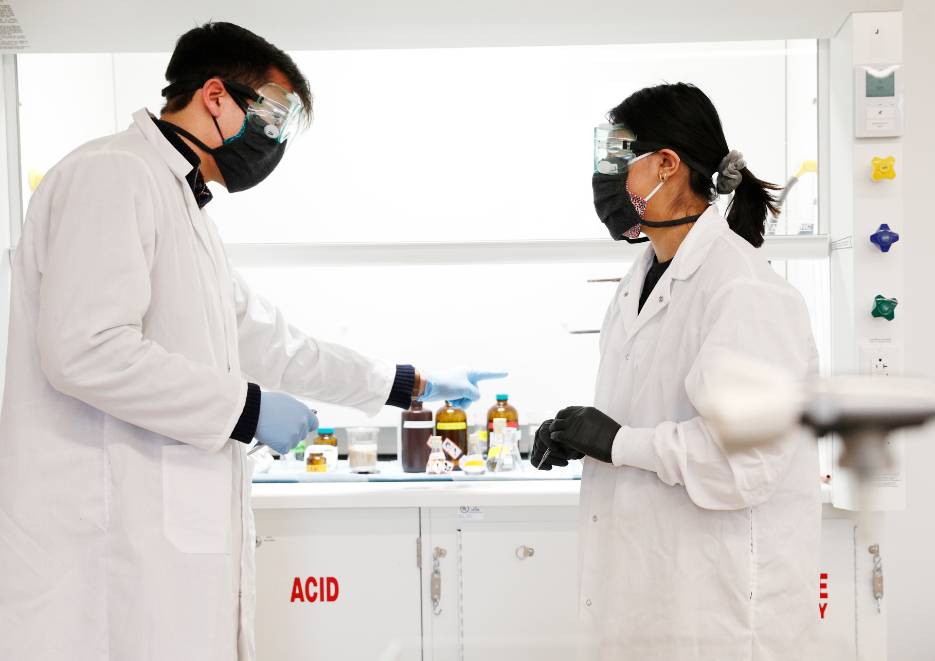 Alex Lewis '23 and Stephanie Uraga '23 participate in a chemistry course in Skidmore's new Center for Integrated Sciences.