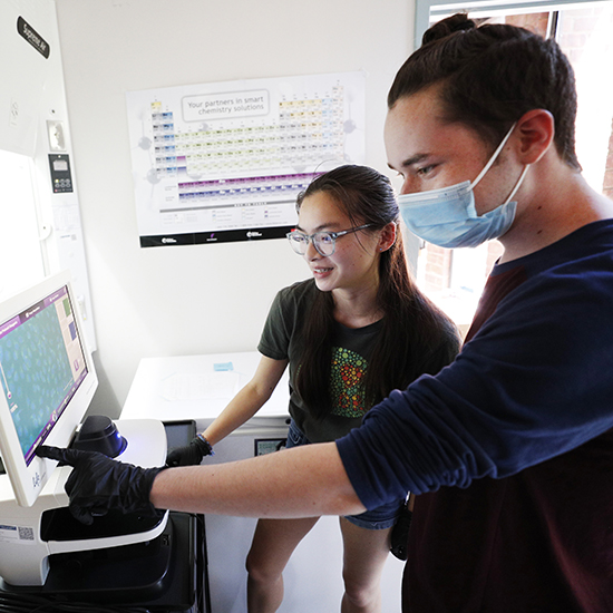 Two+students+conducting+research