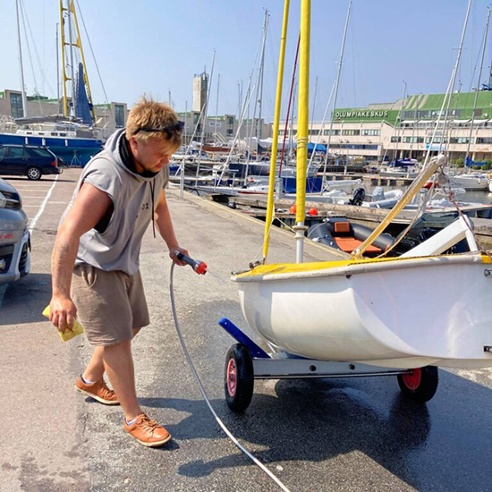 Sten+Leinasaar+%E2%80%9923+washes+a+boat.+