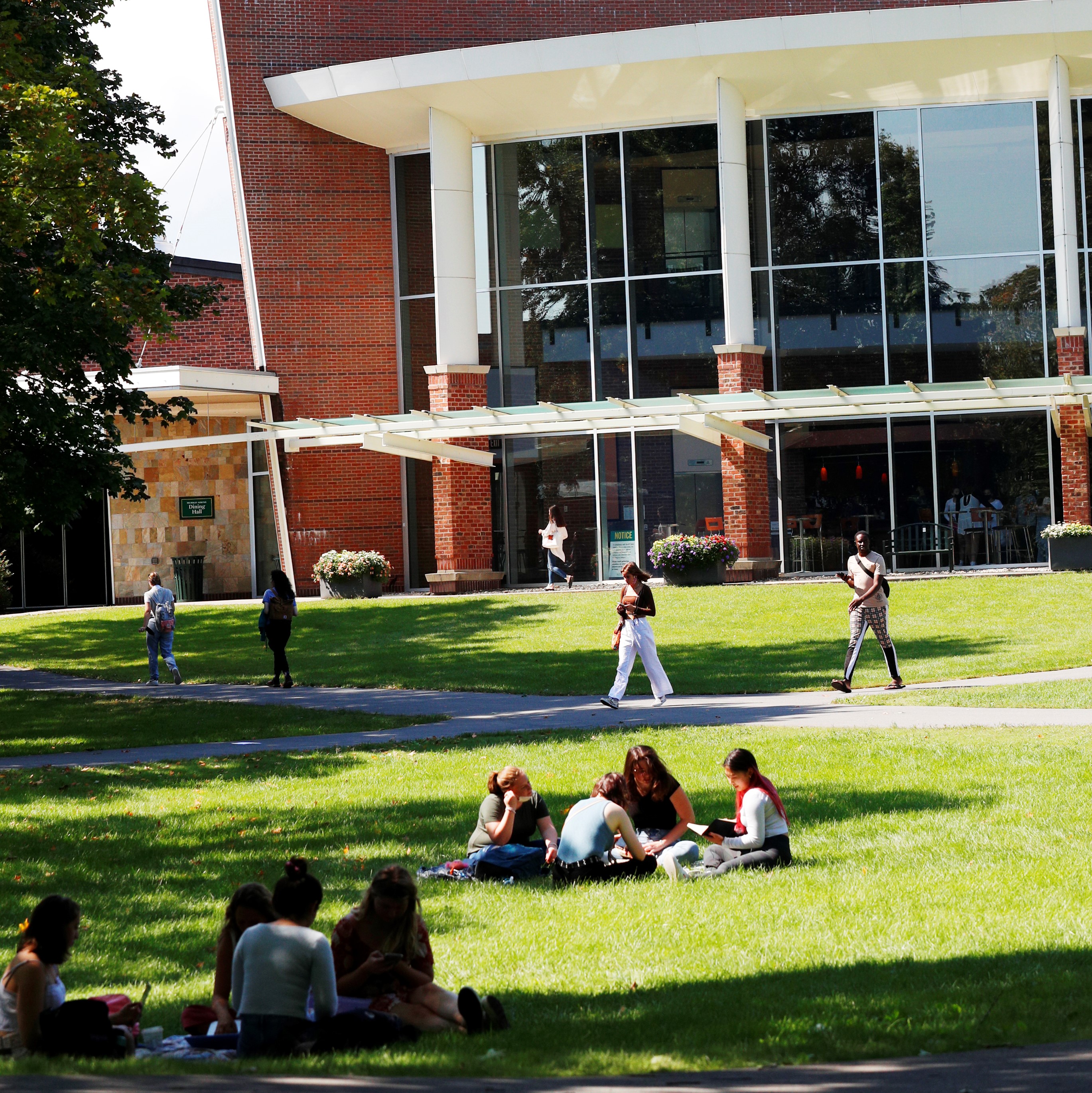 Students+relax+in+the+fall+sunshine+on+Case+Green%2C+in+front+of+the+Murray-Aikins+Dining+Hall