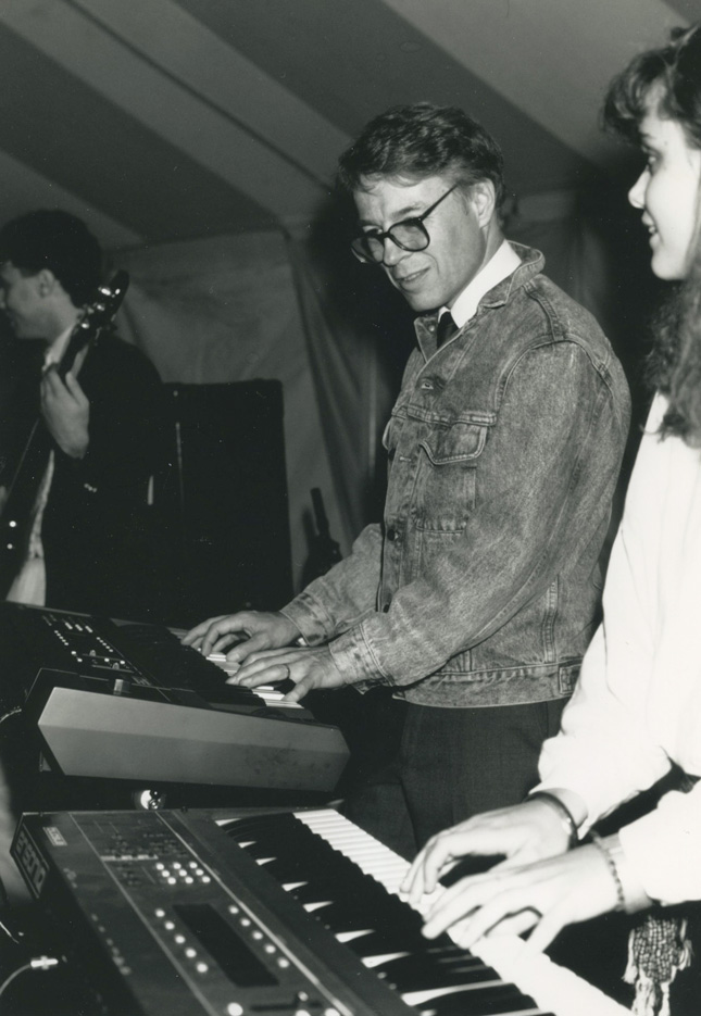 After his formal installation as Skidmore’s fifth president in 1987, David Porter caps his inauguration festivities by jamming with Amy Briggs (Dissanayake) ’89 and other student musicians. (Photo by Scott McKiernan)