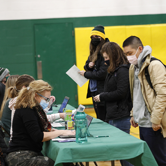 Volunteers+register+students+at+the+clinic.+