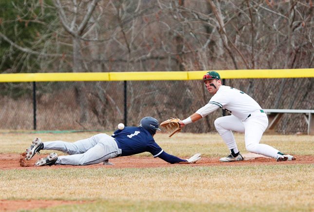 Skidmore baseball player goes for a catch