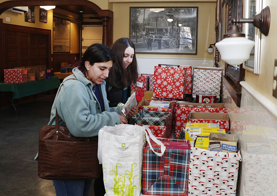 Meghan Robertson '23 carries donations for Skidmore Cares.  
