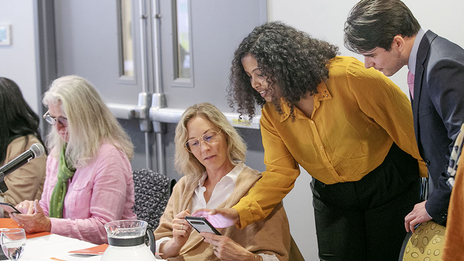 Fiker Tadesse ’26 shows Freirich Entrepreneurship Competition judge Betsy Olmsted ’02 features of the time management app QuickThought.