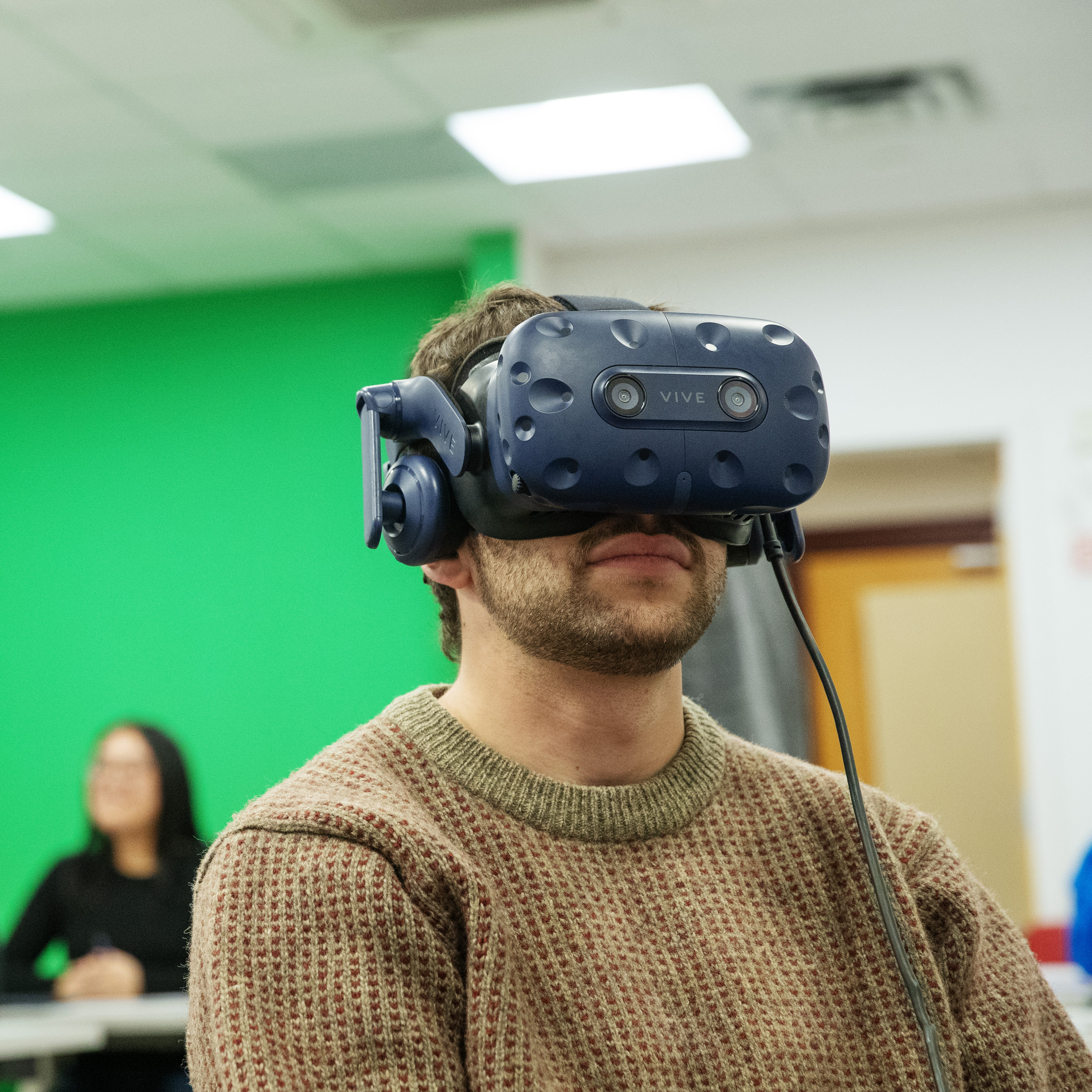 A+student+wears+a+set+of+VR+goggles