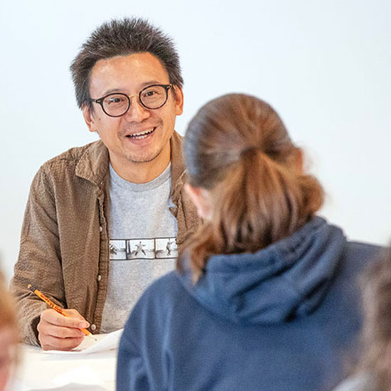 Author+Hua+Hsu+engages+with+Skidmore+students+during+creative+writing+workshop.