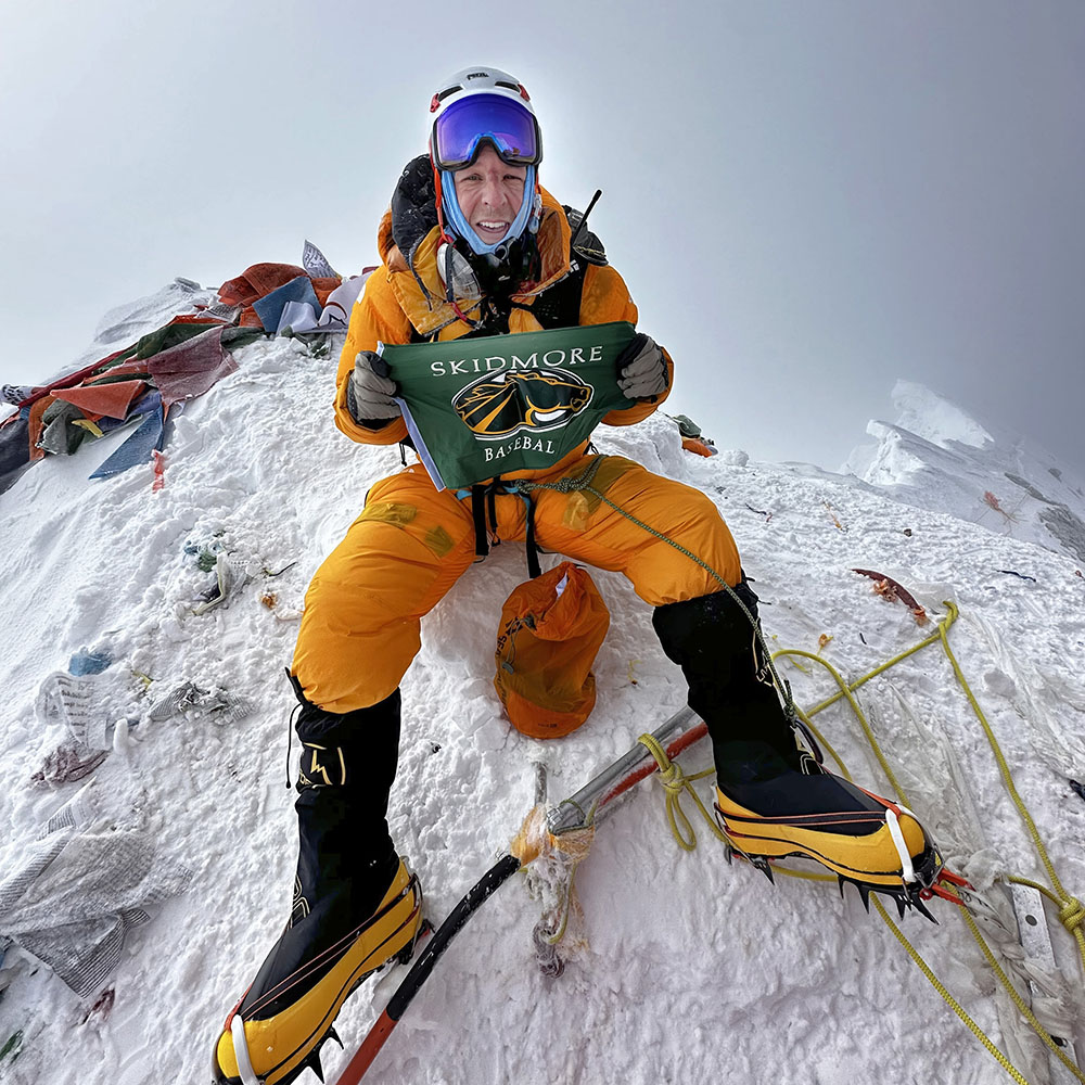 Alumnus+Matt+Ferrari+%E2%80%9905+summited+Mount+Everest+on+May+27%2C+carrying+a+Skidmore+Baseball+flag+with+him.