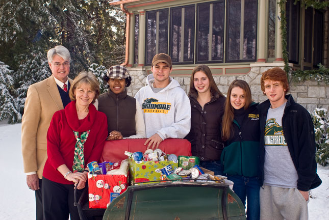 Skidmore Cares founders Marie Glotzbach and President Emeritus Philip A. Glotzbach gather with students to celebrate the spirit of community and giving in 2008.