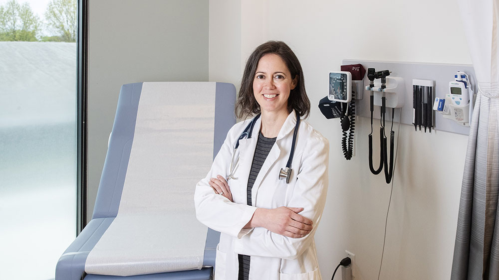 Abigail Caldwell ’03 in a patient room