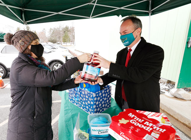 Mary Hoehn, director of the Office of Sponsored Research, donates to Skidmore Cares as President Marc C. Conner collects contributions in 2021.