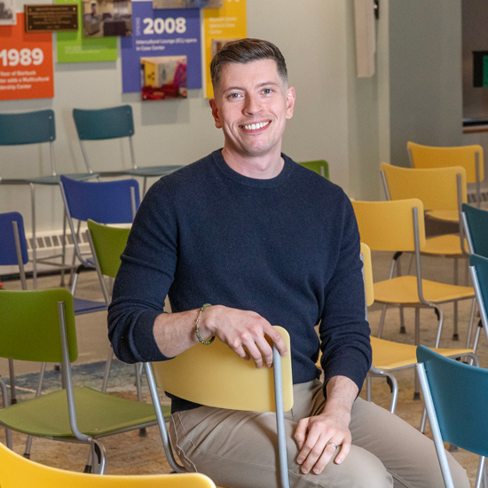 Fred+Braunstein+%E2%80%9908+sits+in+a+chair+in+Skidmore%27s+Wyckoff+Center