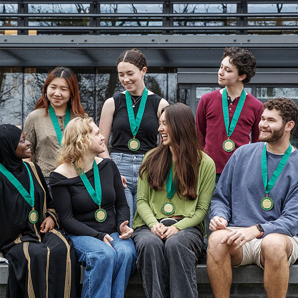 Members+of+the+Senior+Gift+committee+outside+the+Billie+Tisch+Center+for+Integrated+Sciences+at+Skidmore+College.+