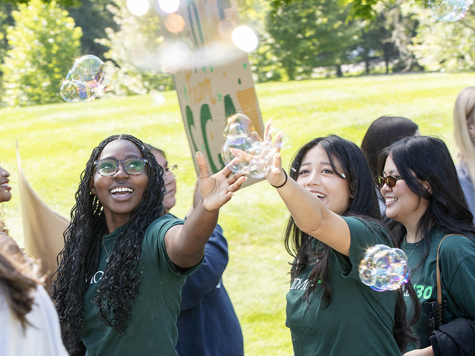 Students walking to New Student Convocation