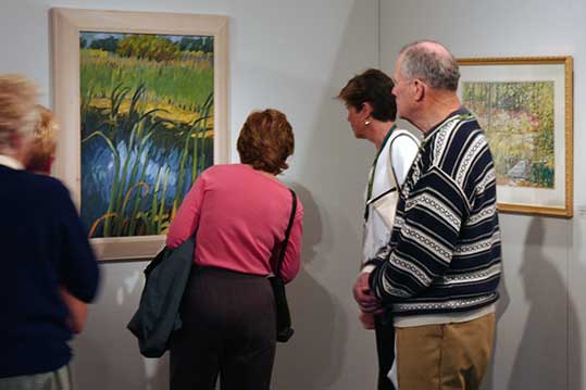 Alumni viewing artwork in Tang Museum